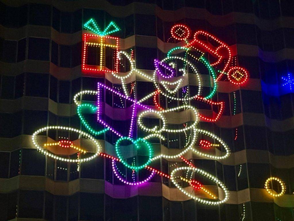 最新時事速遞 尖沙咀燈飾 「經過尖東以為仲有聖誕燈飾望真啲,嗰雪人cosplay財神?!!!好慳皮喎🤣」(圖片來源:chitbombom)