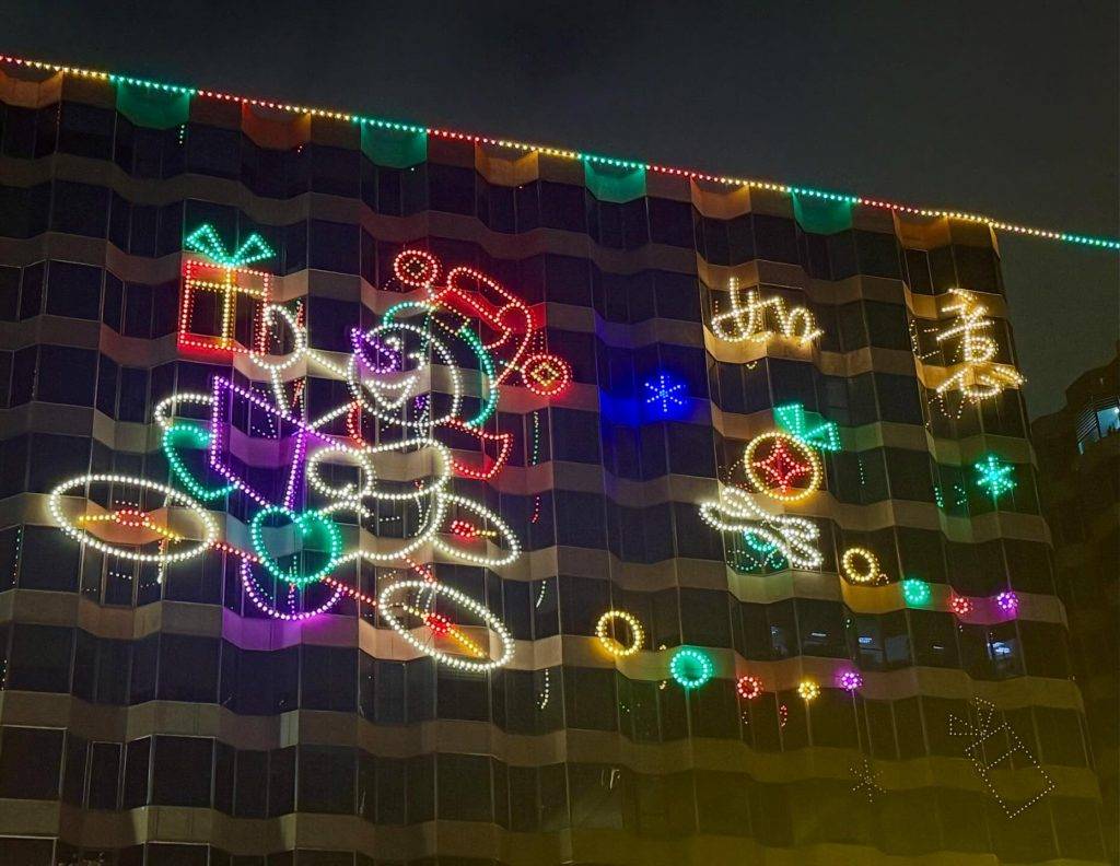 最新時事速遞 尖沙咀燈飾 「以前都係聖誕老人變財神,今年雪人都要轉職 ?!」(圖片來源:chitbombom)