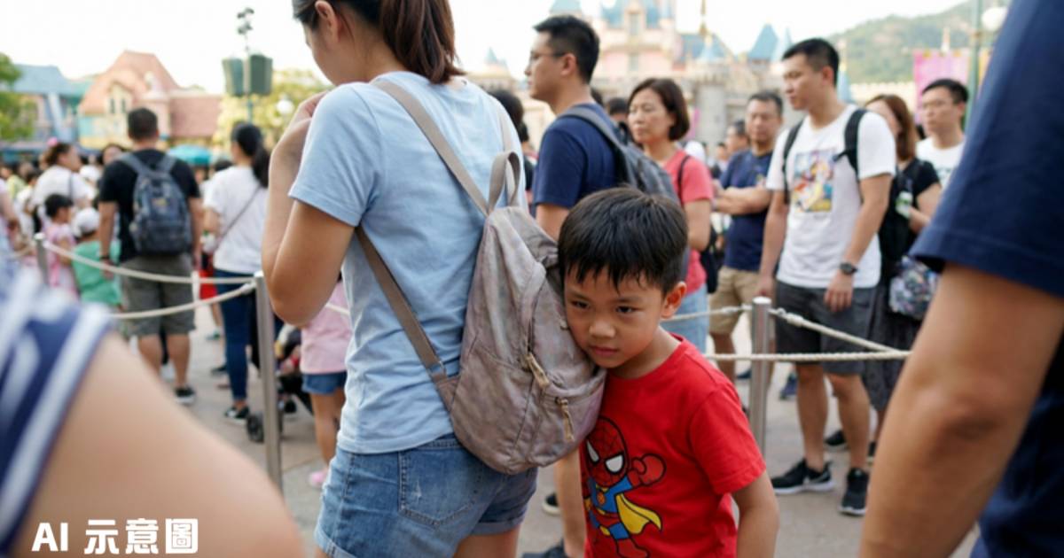 迪士尼排隊遇小童狂攝位30分鐘｜女生拖手築人牆阻插隊 網民分享反擊奇招