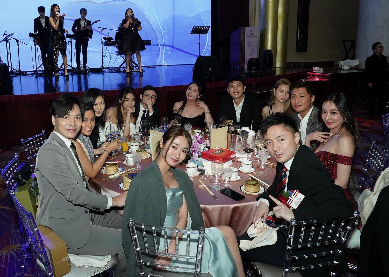 鍾培生 莊雅婷 在鍾培生分享的晚宴照片中,坐在他左邊的,是穿著湖水綠色低胸晚裝的TVB小花黃紫恩,相中她淺露事業線之餘又大騷美腿勁搶Fo,但由於她和鍾培生一向少有交集,所以極速惹來網民關注。(圖片來源:IG@khdcheung)