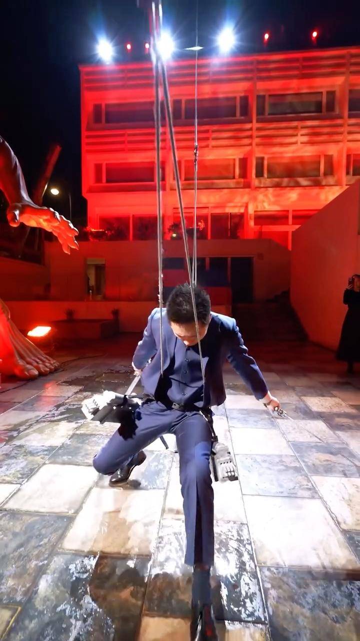 鍾培生 莊雅婷 鍾培生今次求婚可謂下足血本,安排了一場極具戲劇性的求婚儀式。他吊威吔由天台舞住雙劍飛落地面。(圖片來源:鍾培生Facebook)