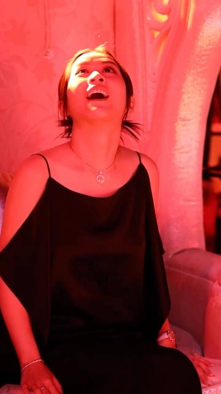 鍾培生 莊雅婷 莊雅婷坐在女王椅上等待這位「武士」降臨。(圖片來源:鍾培生Facebook)