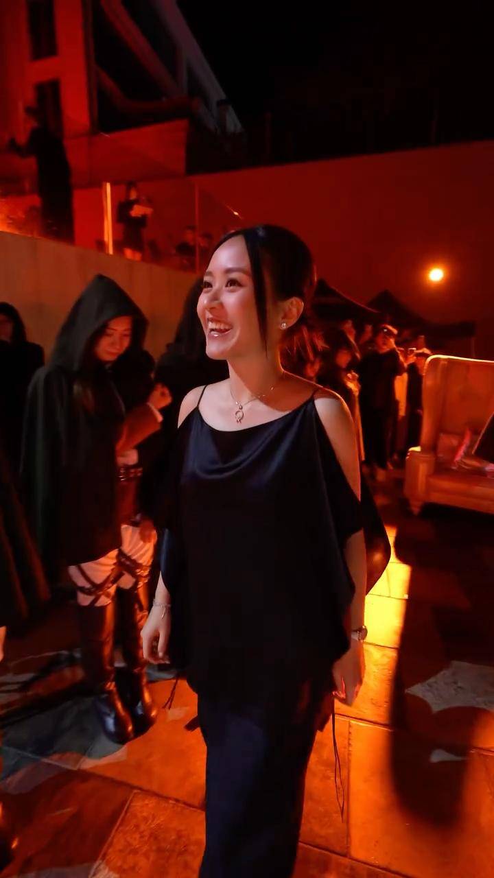 鍾培生 莊雅婷 莊雅婷開心步向鍾培生。(圖片來源:鍾培生Facebook)