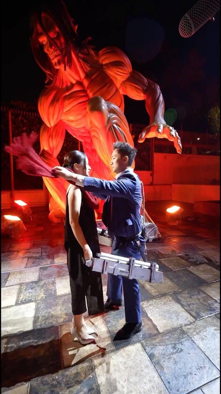 鍾培生 莊雅婷 鍾培生向她圍上紅色頸巾,盡顯細心。(圖片來源:鍾培生Facebook)