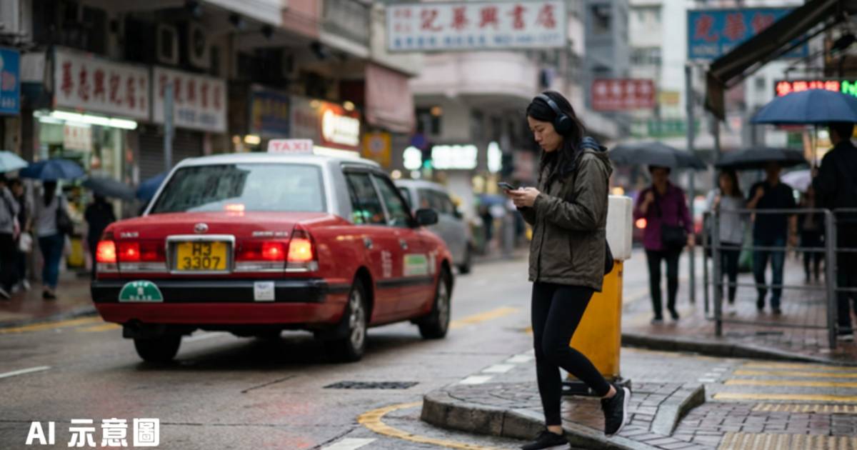 戴耳機女生過馬路看手機｜的士轉彎險撞上 司機公審反捱批