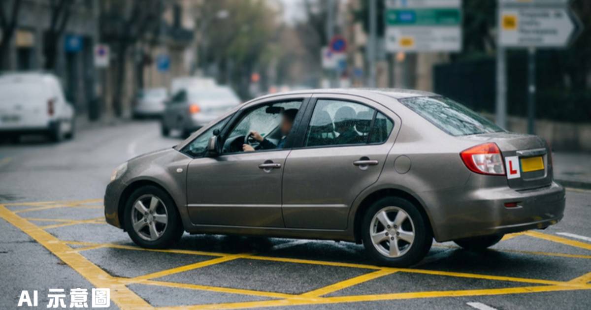 女學神考車牌8次全敗｜紅燈忘停煞車不及 網民狠批：咪X考