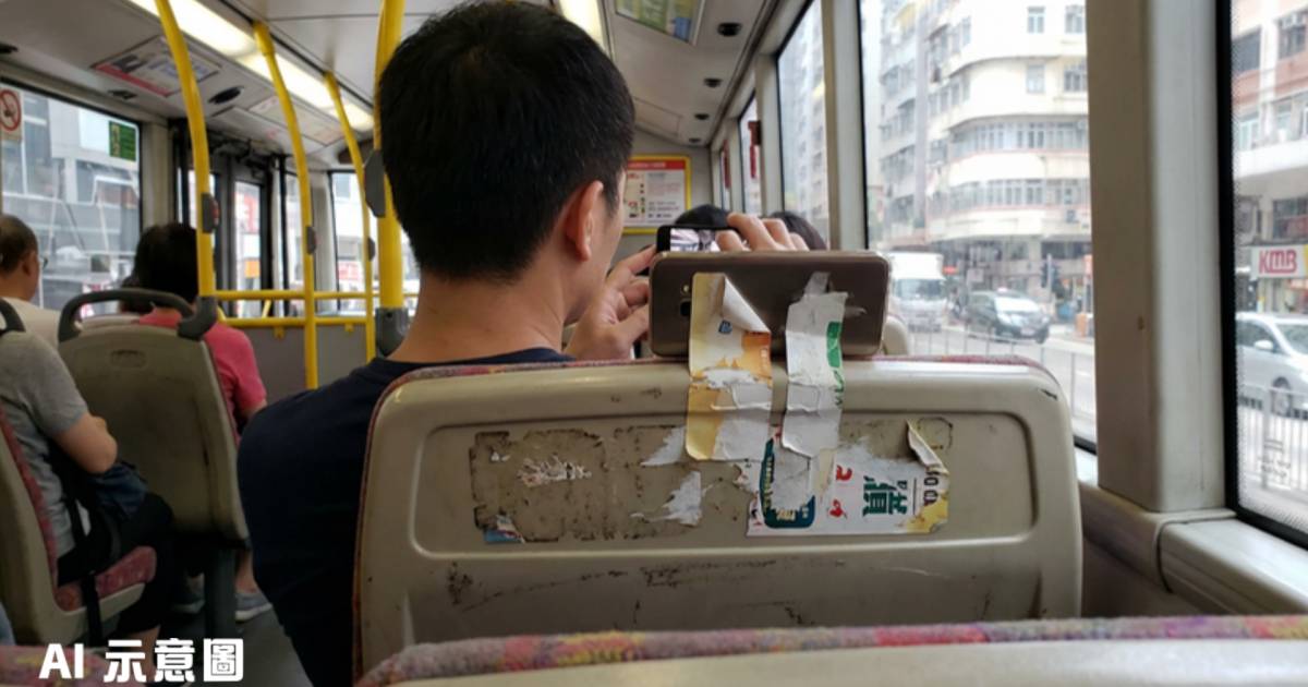 九巴男乘客撕廣告貼紙自製手機架｜破壞公物行為曝光網民震驚