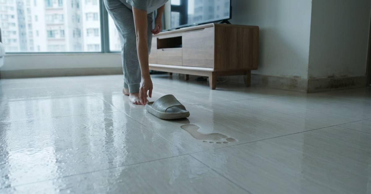 回南天狂襲｜濕度直飆95%！牆壁狂「流汗」市民叫苦：抽濕機點算？