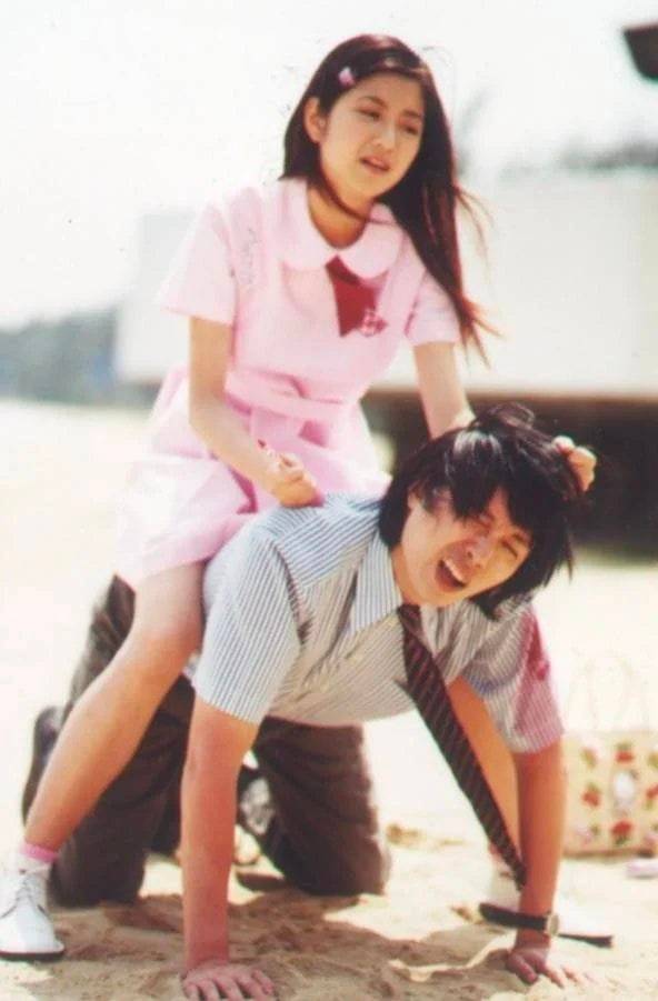 陳自瑤 王浩信 其中有一幕仲要騎住黃子華,非常爆笑(圖片來源:《一蚊雞保鑣》截圖)