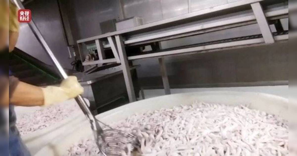 央視再踢爆內地黑心食品！「毒鳳爪」狂加雙氧水漂白 工人都唔敢食