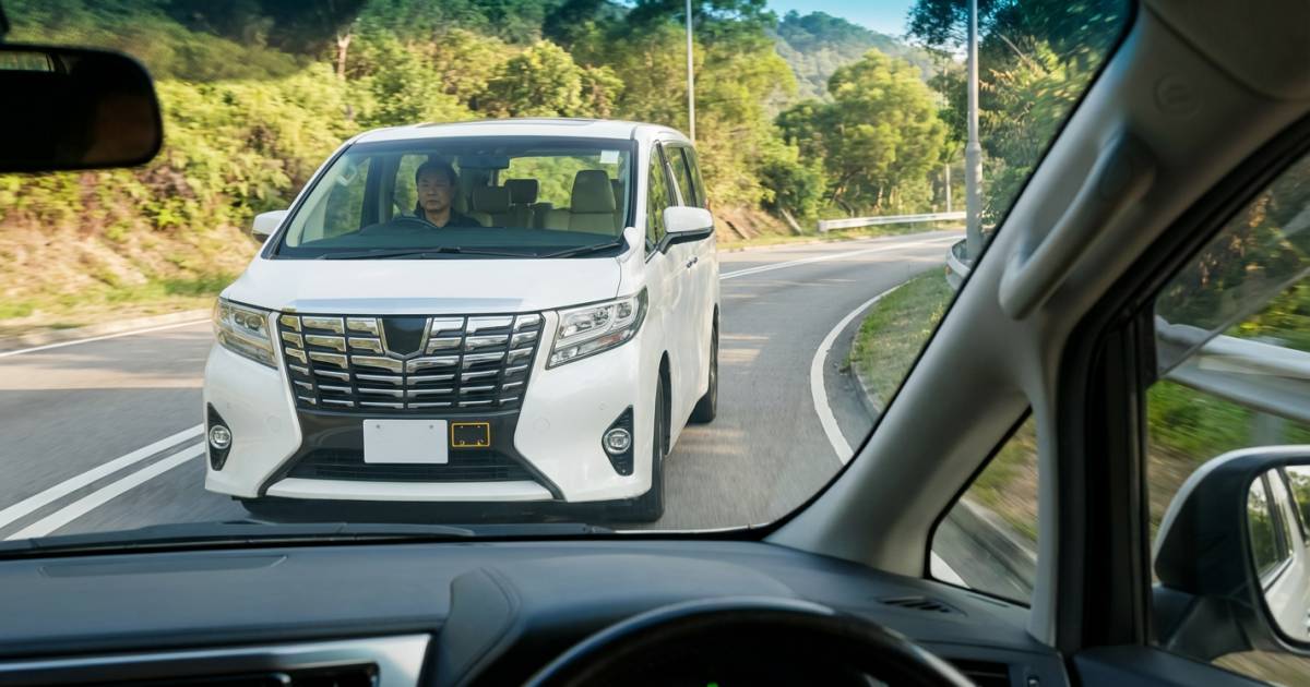 中港牌七人車大埔道逆線行駛｜險撞對頭車竟唔停 網民怒轟：見一個報一個！