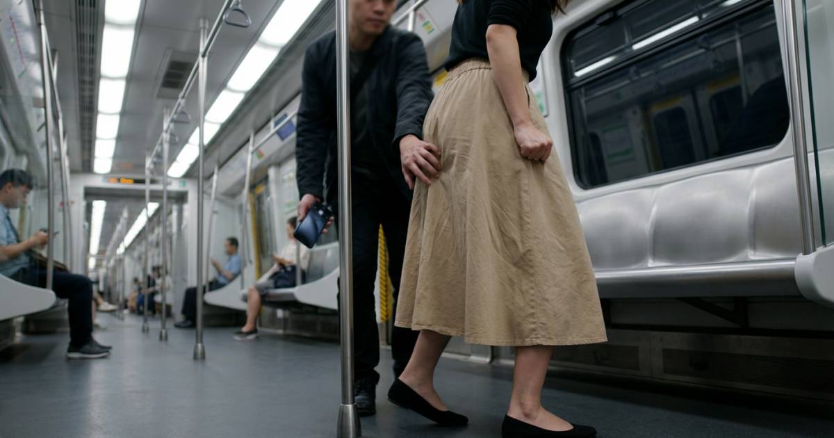 屯馬綫色狼專揀長裙女「摷裙底」｜同車女乘客全程直擊 拍下驚人惡行！
