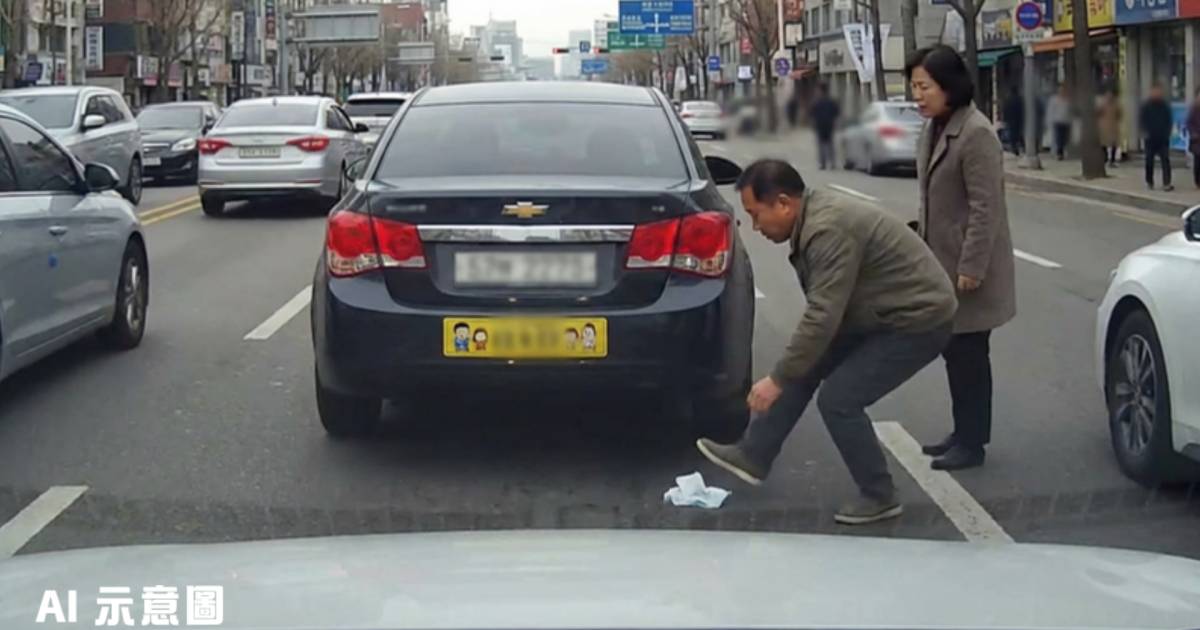 男子街頭貼嬰兒貼紙後做1事｜網民震驚：舉報前要做呢件事