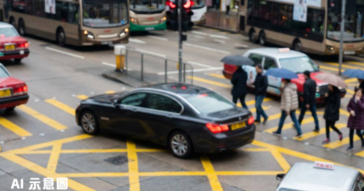 尖沙咀私家車停黃格衝紅燈｜行人急退避 車cam片瘋傳網民震驚
