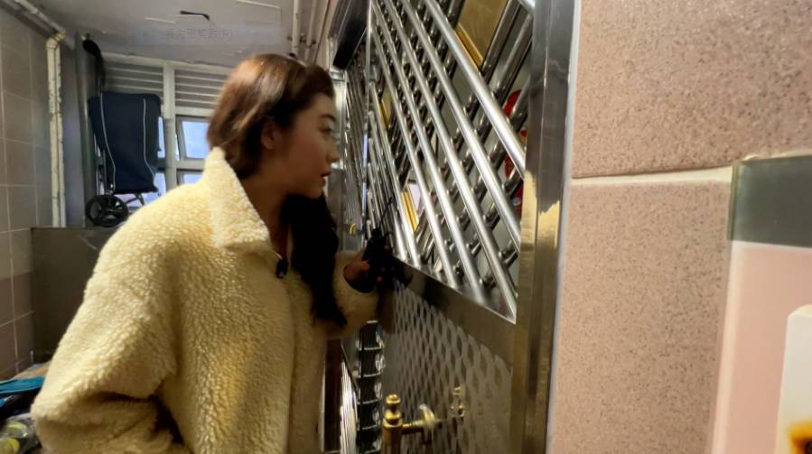 逆子 釘契 阿May說,阿俊一直沒有現身,也不回應來電。於是,攝製隊上門找阿俊問清楚到底發生甚麼事,不過對方見到攝製隊後便關上門,沒有接受訪問。(圖片來源:TVB)