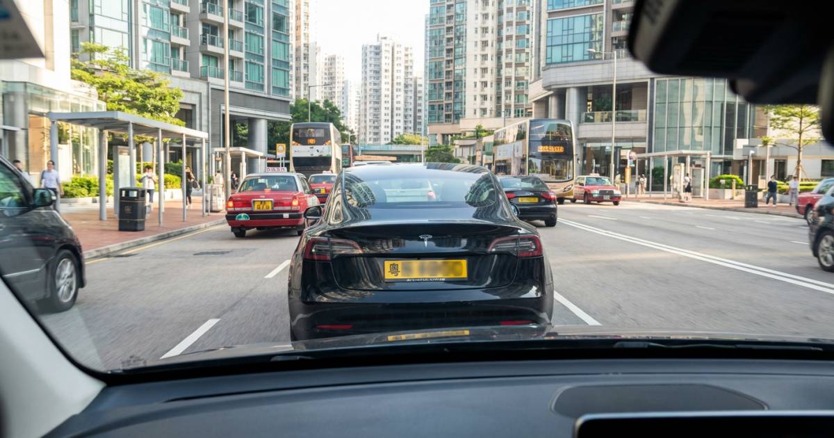 22歲司機抱B仔揸大膽車｜屯門馬路驚險片瘋傳｜警火速拉人網民怒轟：簡直係炸彈！