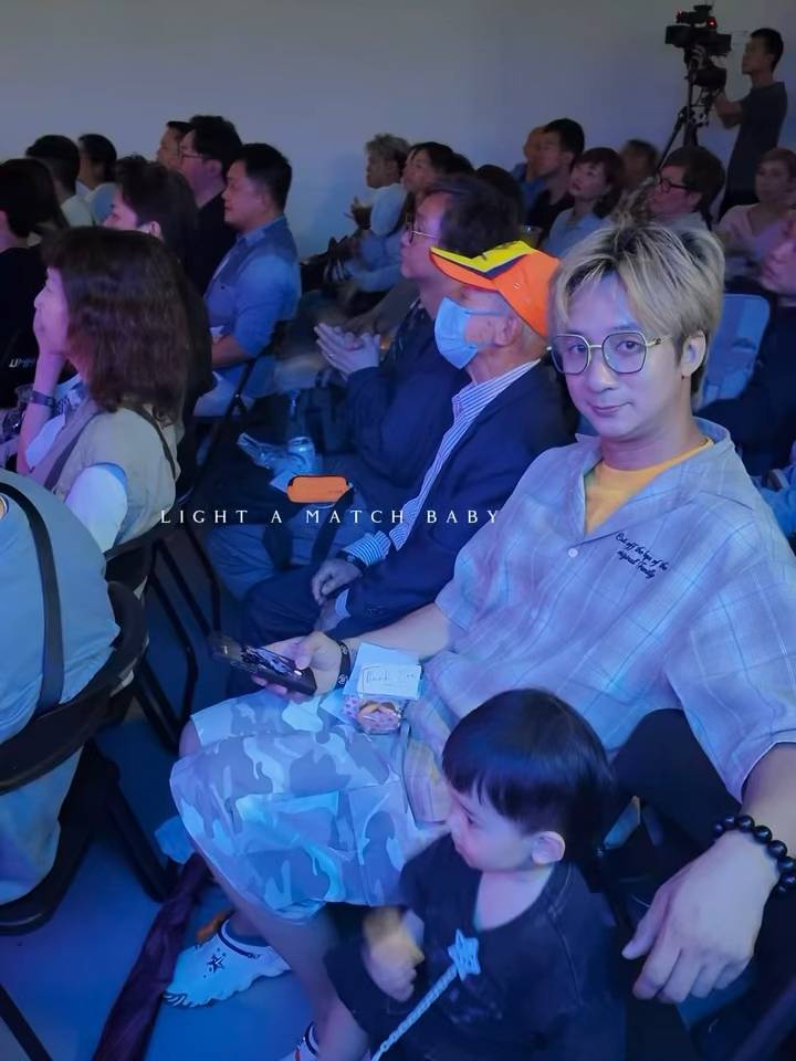 屯門娜娜 happy伯 Happy伯戴著標誌性黃色鴨舌帽與屯門娜娜老公兒子同坐欣賞表演(圖片來源:IG@nananananana0125)