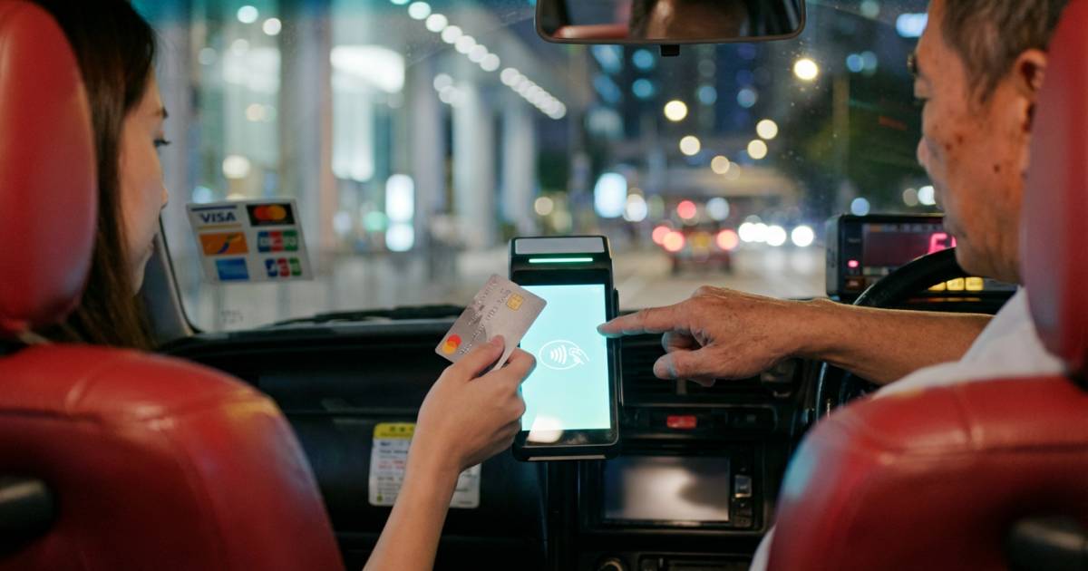 搭的士注意！新例明日實施｜強制電子支付暗藏魔鬼細節？信用卡手續費恐轉嫁乘客！