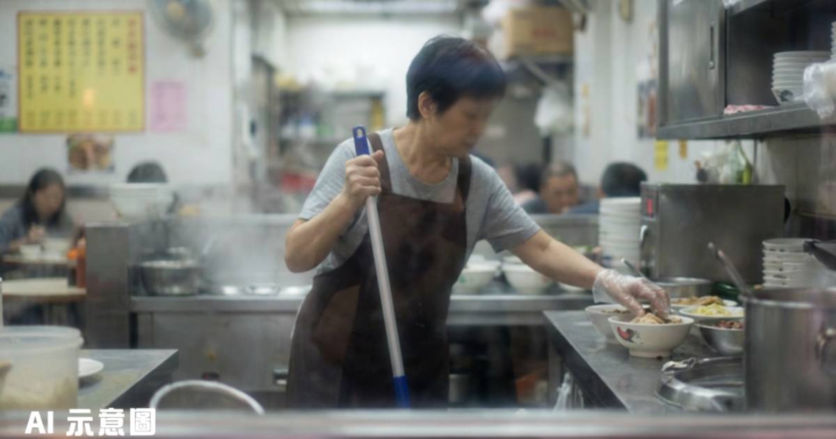 屯門米粉店職員拖地後直接處理食材｜網民震驚：同一對手套全程使用