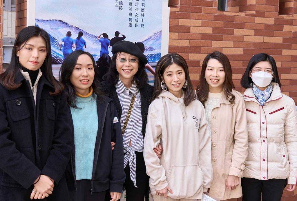 給十九歲的我 張婉婷 當時一班受訪者在電影公映前回到母校,順序為馬燕茹(Jenny)、羅曉淳(Madam)、導演張婉婷、佘麗薇(阿佘)、倫凱頤(阿雀)以及同屆Head Prefect Shirley,至於王卓聆(阿聆)和江冰瀅(香港小姐)就未有現身。(圖片來源:Ying Wa Girls' School)