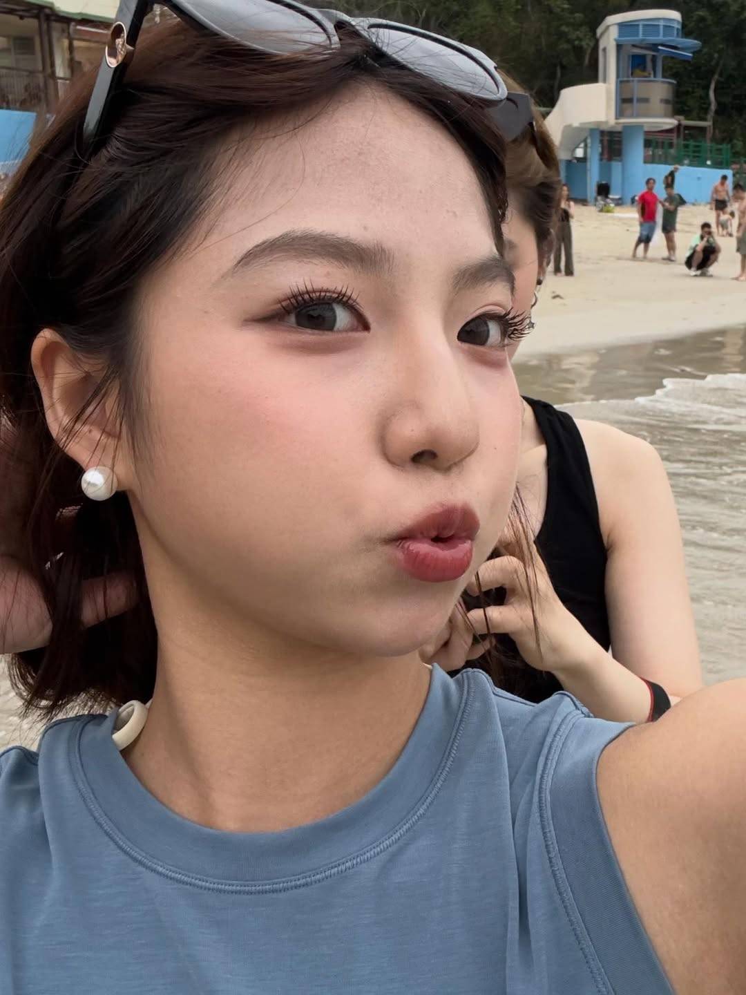 重慶遊客 電視台字幕 閻小姐IG充滿青春美照展現高質形象(圖片來源:IG@peixuan3412)