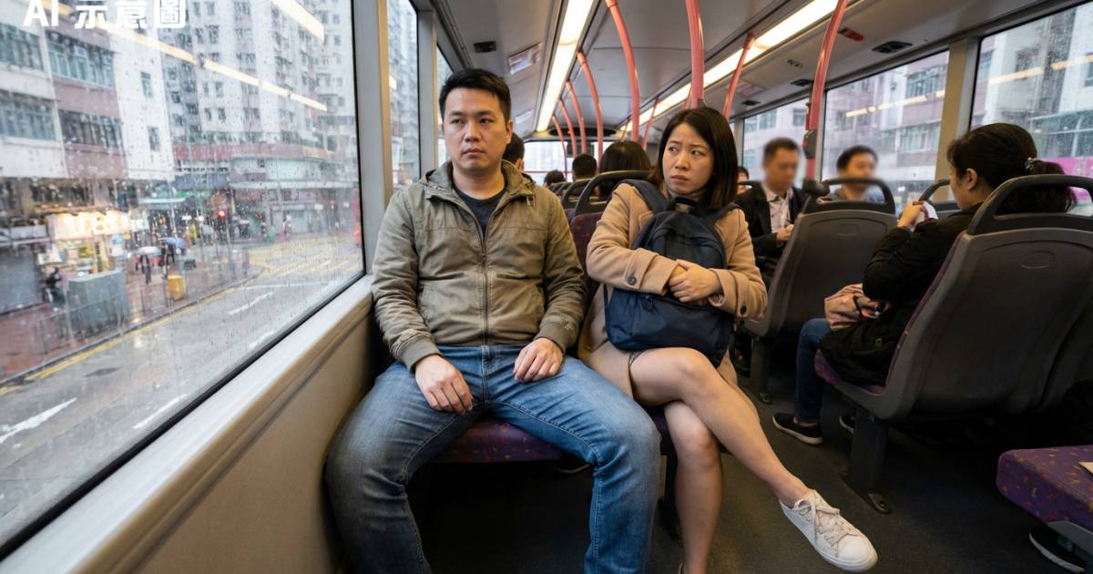 巴士擘髀男惹公審！港女被逼到縮埋一角 網民踢爆暗黑動機：根本係專登！