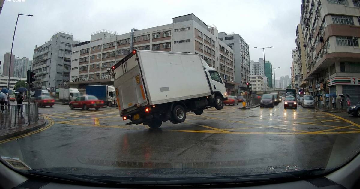 九龍灣十字路口生死3秒！貨車高速掟彎「兩轆行車」險釀巨禍 片主神旁述竟成焦點！