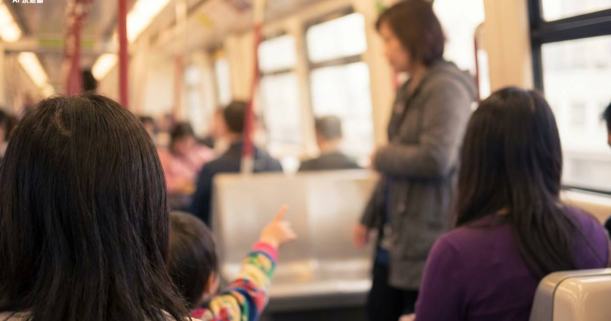 內地客搭港鐵遇1奇景！3歲港童「1句話」震驚全網：狠狠上一課