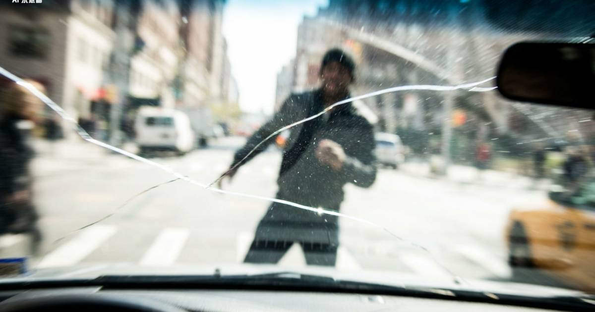 車Cam直擊下午3點驚魂！男子離奇衝出猛撼車頭玻璃 網民揭「秒速逃走」恐怖動機