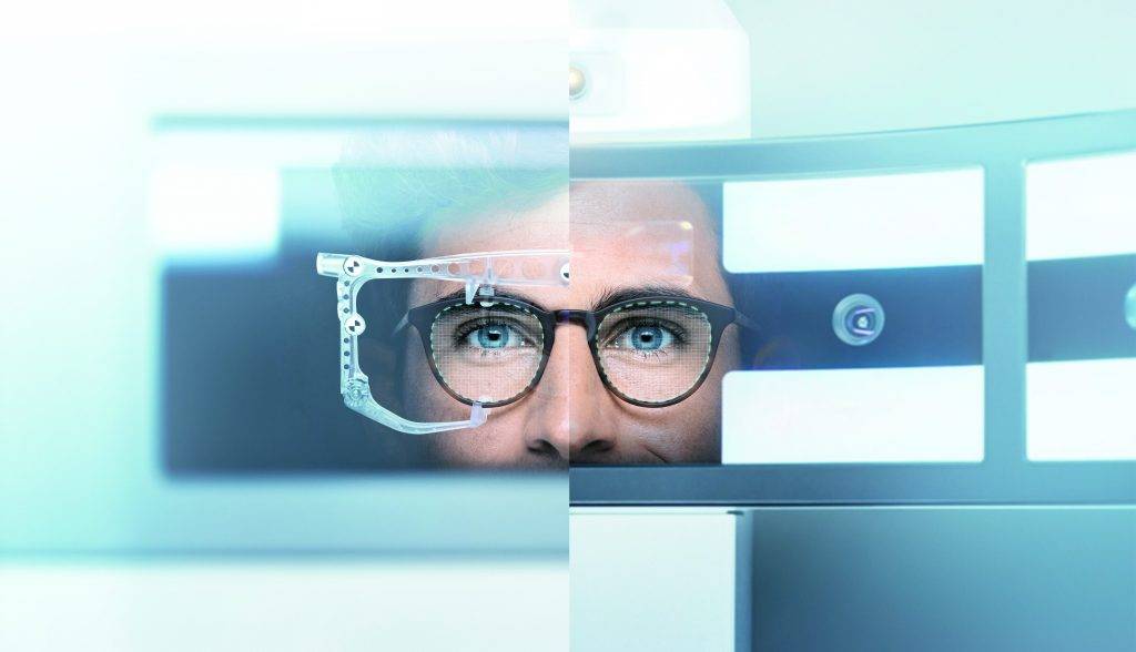 蔡司個人化鏡片 要發揮個人化鏡片的最大光學性能，驗光度數需要精準之餘，眼鏡戴在臉上的配戴數據才是令眼鏡戴得舒服的關鍵。（圖片來源：Zeiss）