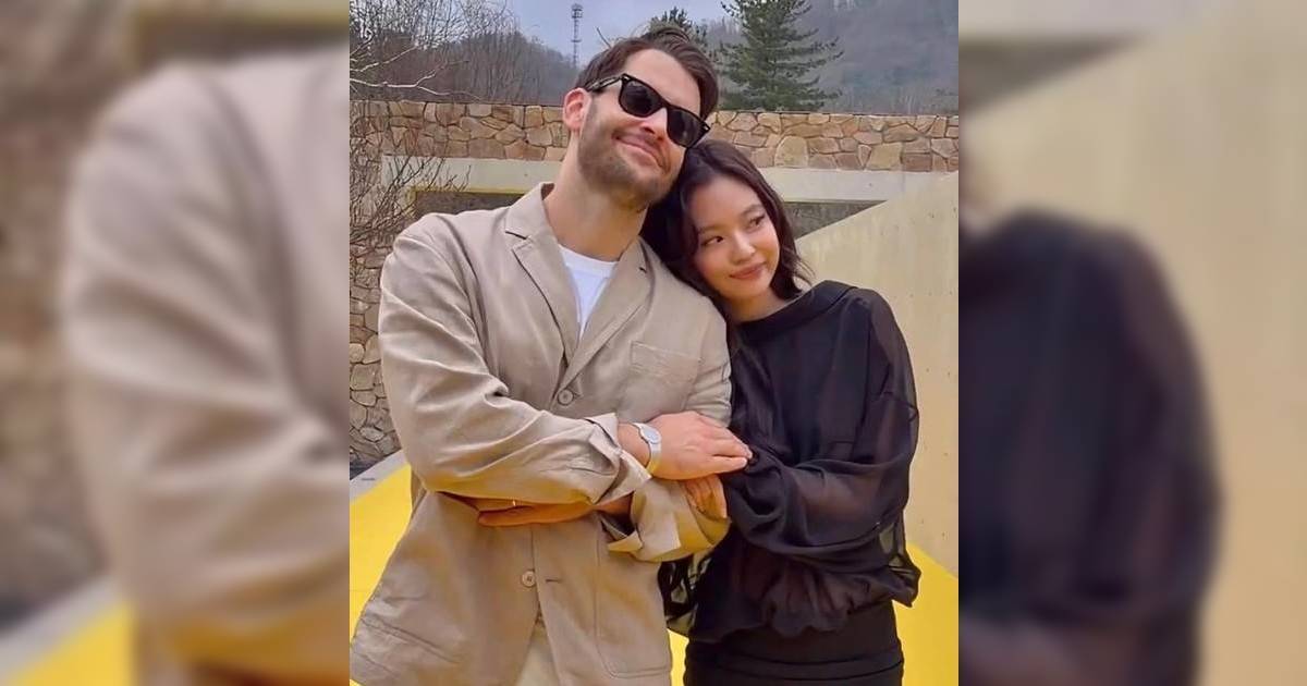 Jennie韓國活動豪穿透視裝 對外國設計師甜笑 網民：大細超崇洋