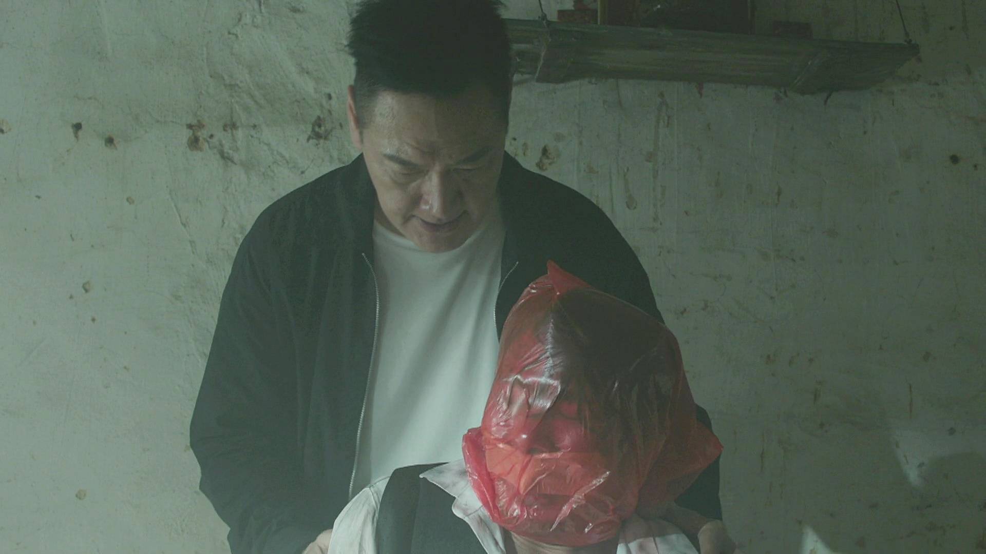 重案解密 張子強 儘管家屬已經乖乖交出3億贖金,但陶大宇飾演的周永權依然心狠手辣地將富豪賀仲昆「撕票」。(圖片來源:TVB)