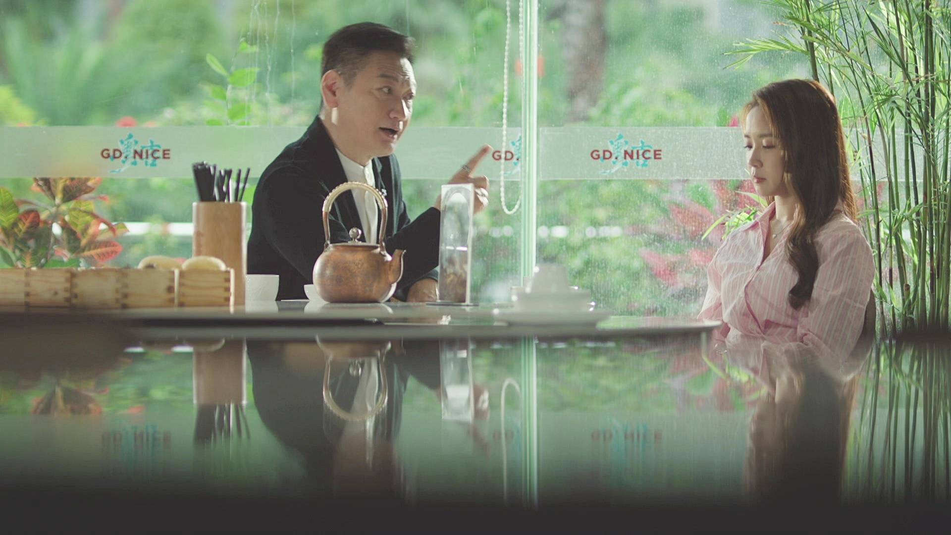 重案解密 張子強 陶大宇當年要脅苗僑偉的妹妹(糖妹飾),助他搜集富豪老闆的行蹤資料。(圖片來源:TVB)