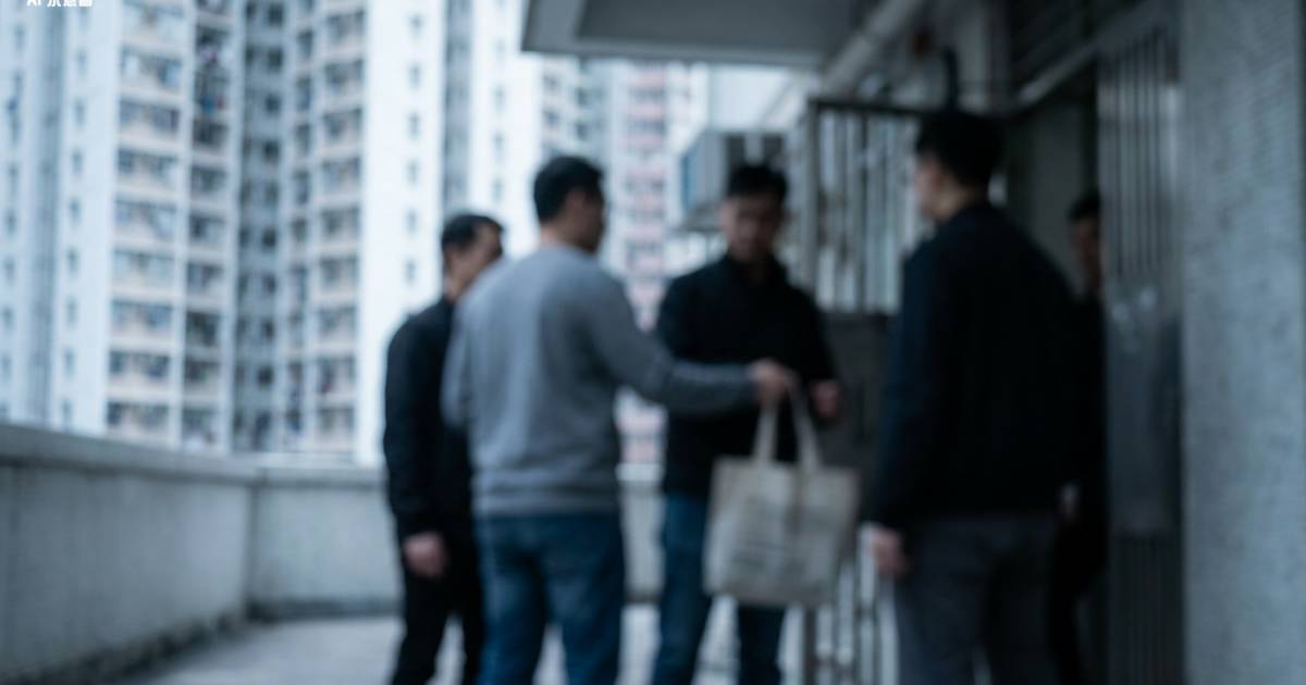 屯門男拎環保袋鬼鬼祟祟！反黑阿Sir一查嚇親 袋內竟藏$80萬「呢啲嘢」