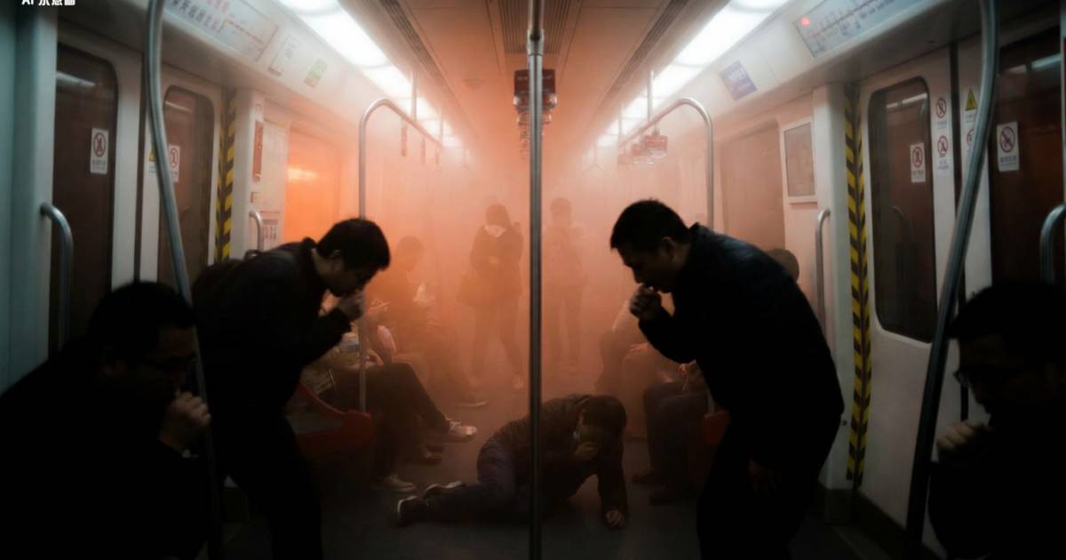 廣州地鐵恐襲？黑衣男逼爆車廂狂噴不明液體 多人痛苦倒地！網傳犯案原因竟是…