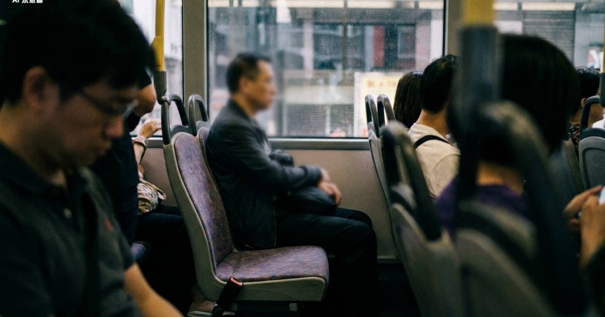 巴士奇景！5乘客「神同步」揀走廊位 惹港男公審反遭洗版式圍剿