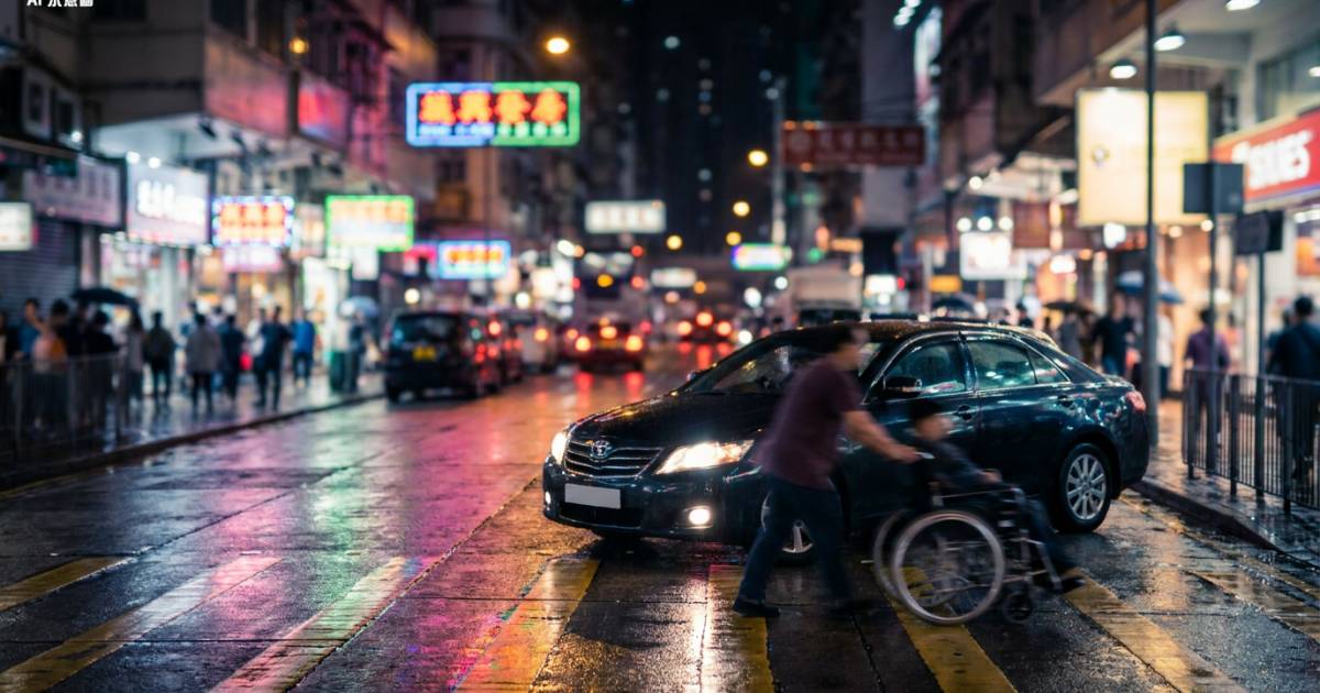 銅鑼灣凌晨3點私家車剷上行人路！司機斷正違法 網民反撐爆：睇到相中一物勁心酸