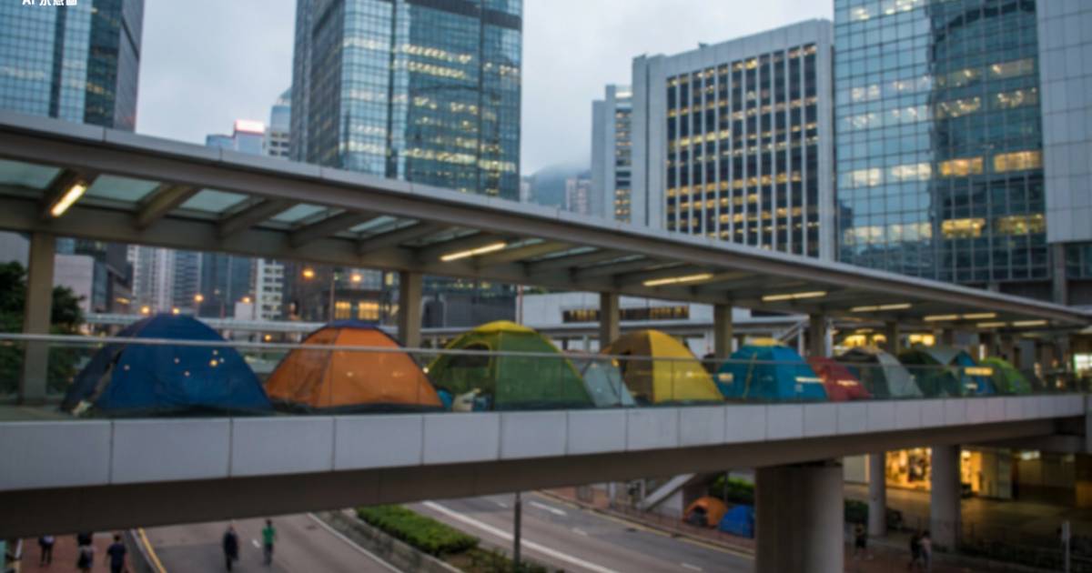 五一奇景！內地客攻陷金鐘政總天橋 網民怒轟：點解乞兒要趕佢哋唔使？