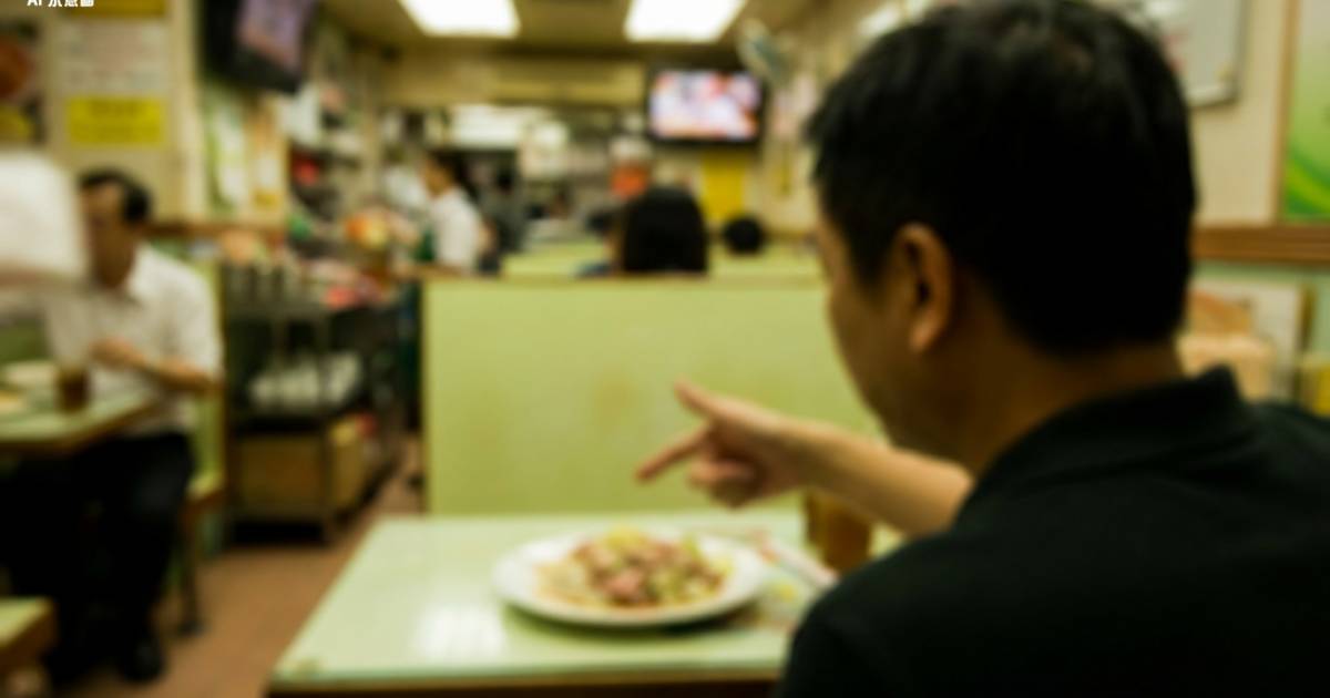 沙田牛奶冰室出事！港女食肉餅驚見全生 侍應死撐：美國黑毛豬係咁 結局自打嘴巴！