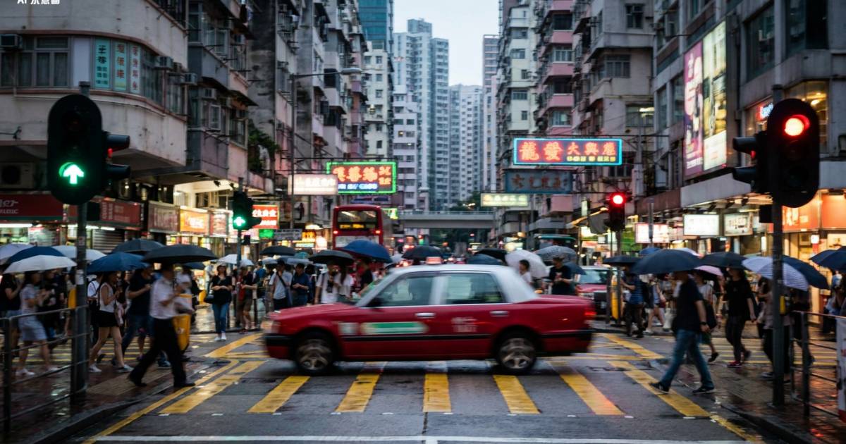 大角咀的士綠燈照衝人群！撐傘阿叔當場指罵 網民怒洗版：必須報警！
