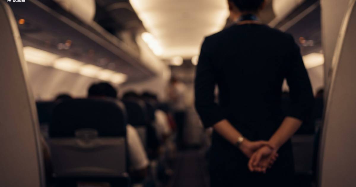 空姐登機雙手放後唔係扮優雅？內行人踢爆驚人真相！原來關乎全機人生死