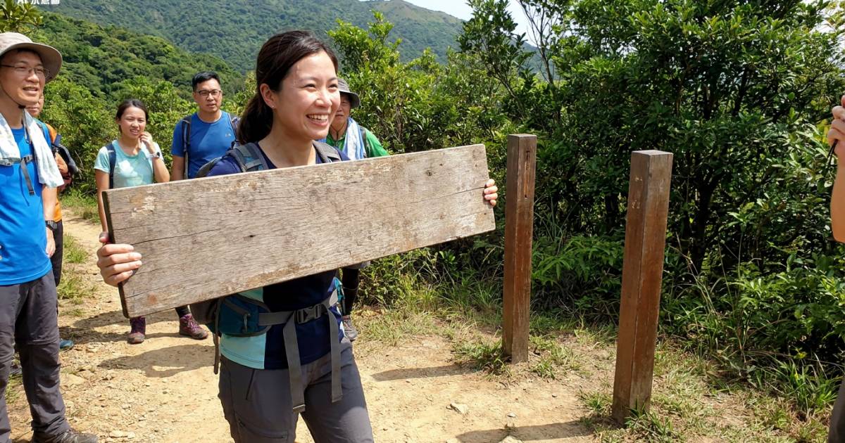 麥徑路牌慘遭「斬首」！內地女抱牌打卡惹公憤 辯稱：去到已經爛咗