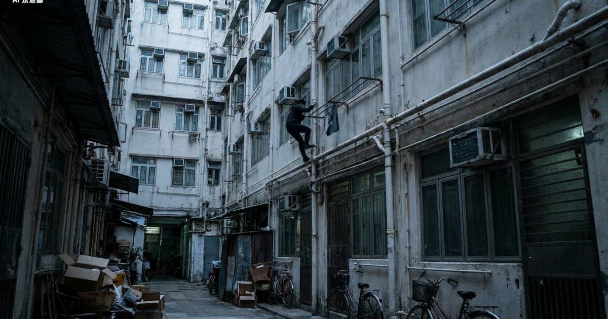 佐敦男有家歸不得！清晨6點爬1樓外牆慘墮後巷！結局更令人意想不到…