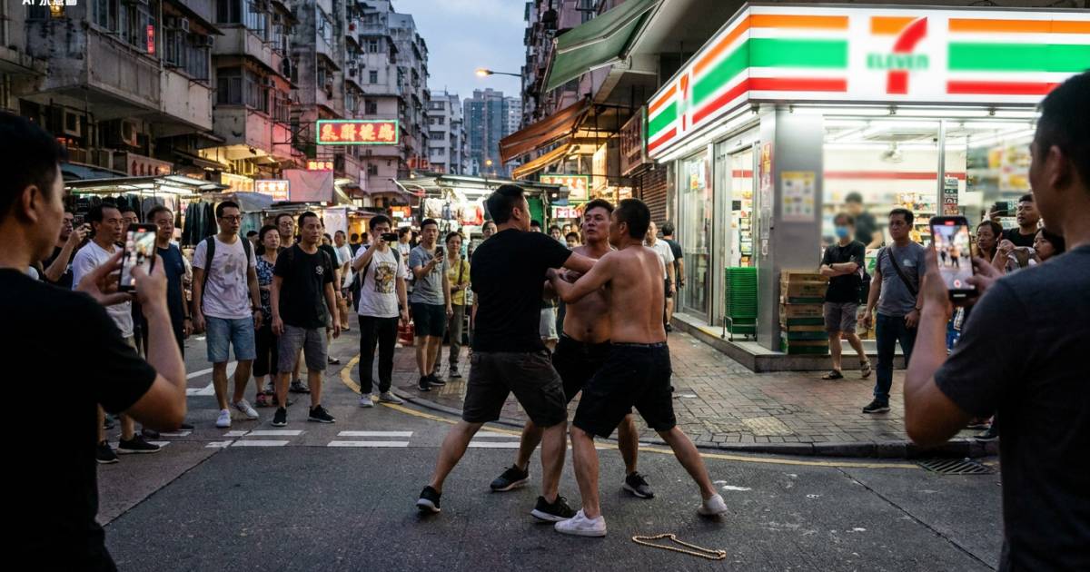 深水埗3男MMA！尼泊爾父子聯手激戰黑衣男打到金鏈飛脫！警到場結局神反轉
