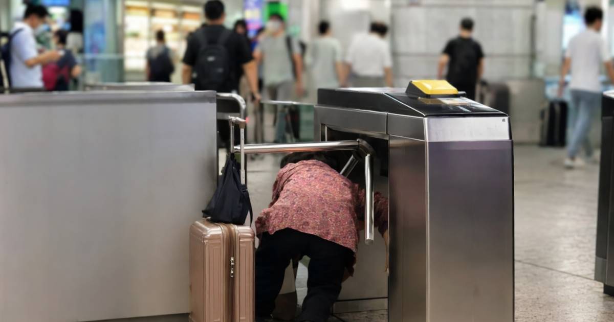 港鐵婦人為慳2蚊彎腰捐閘機 網民睇完相狠批一句