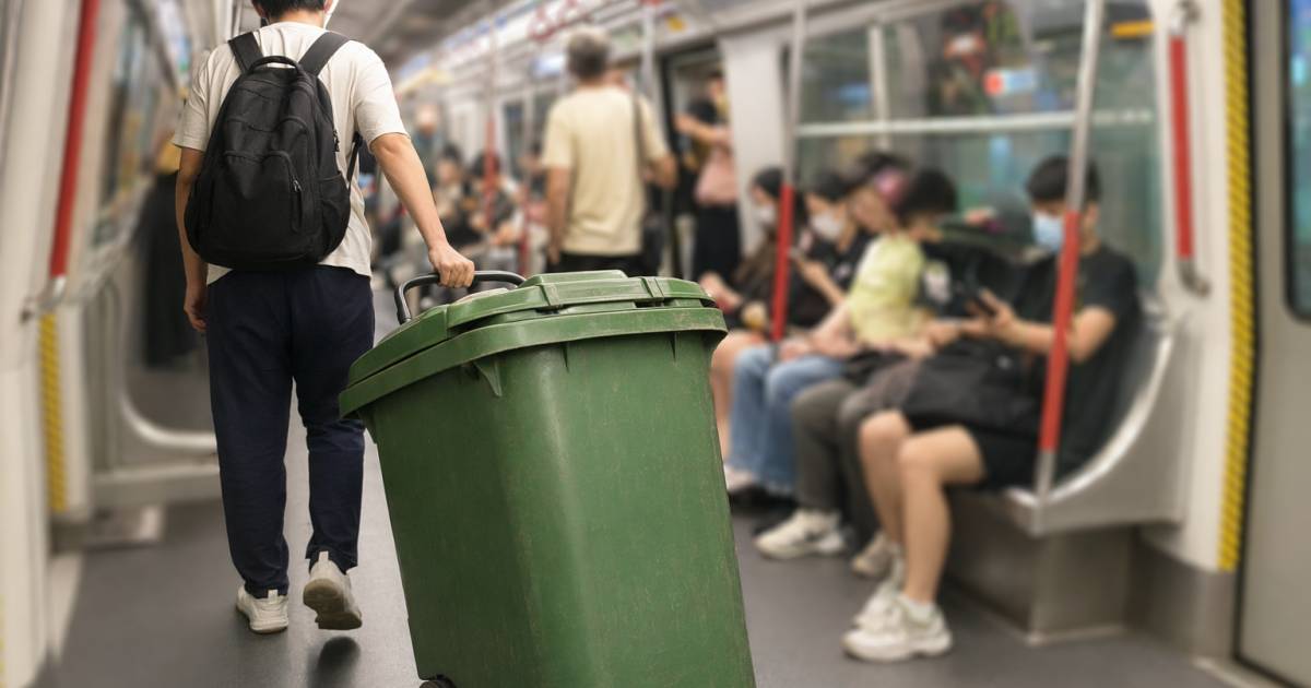 背囊友拉巨型垃圾桶搭港鐵｜成功過閘無人理最高罰$2000