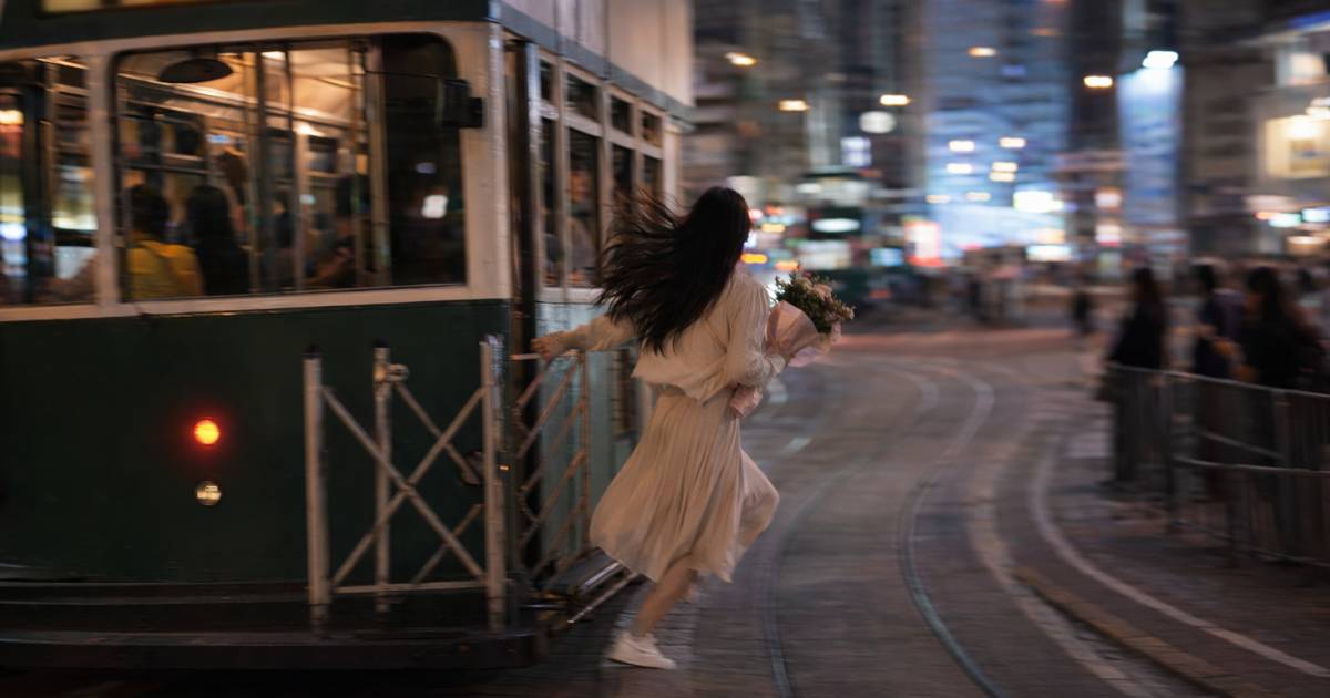 電車花束女跨閘狂奔片瘋傳 為慳3.3蚊定趕住拍卡？結局竟然係⋯