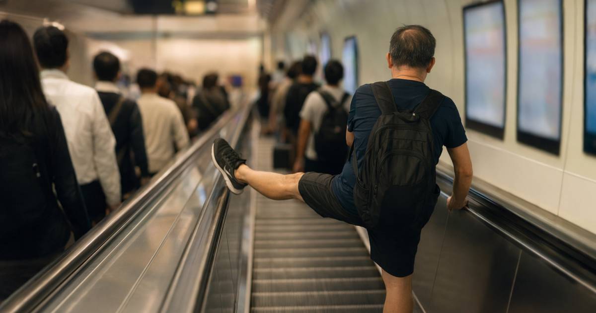 港鐵金鐘站大叔扶手電梯上劈腿拉筋 乘客勸完又嚟