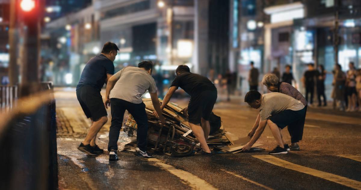 中環婆婆紙皮車翻側 4名陌生男秒速出手結局超暖心