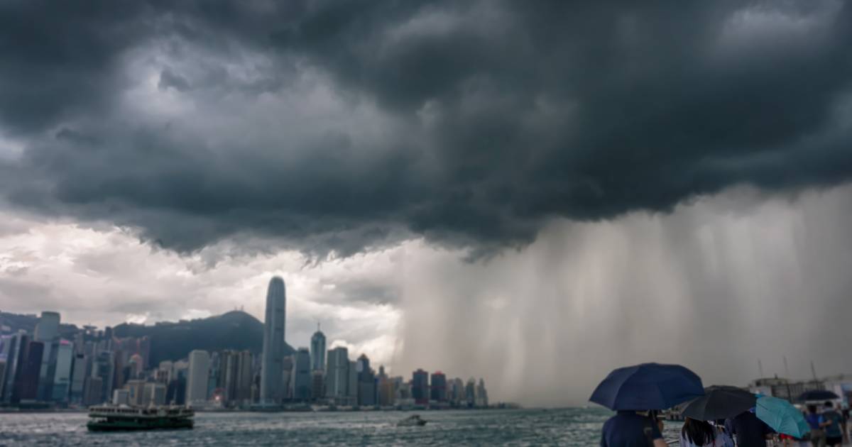 天文台45分鐘內兩度發警告 一道雷雨帶正殺向全港